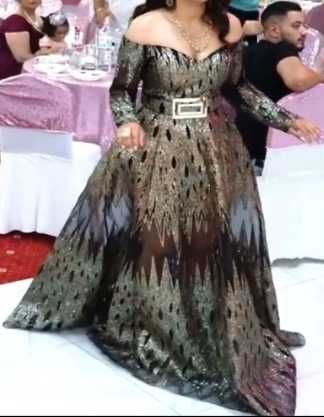 Продавам бална рокля обличана за 2 часа. Купувана е от бутик.