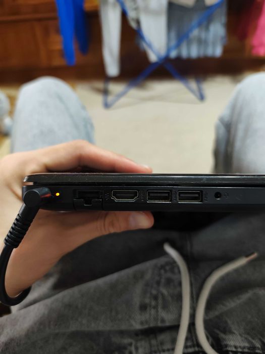 Laptop HP i5 generația 8 – Windows 10 Pro – stare foarte bună