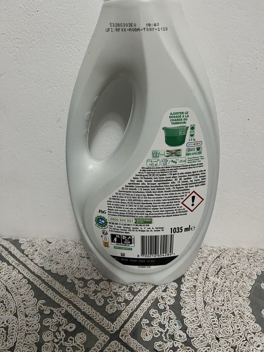 Detergent ariel lichid