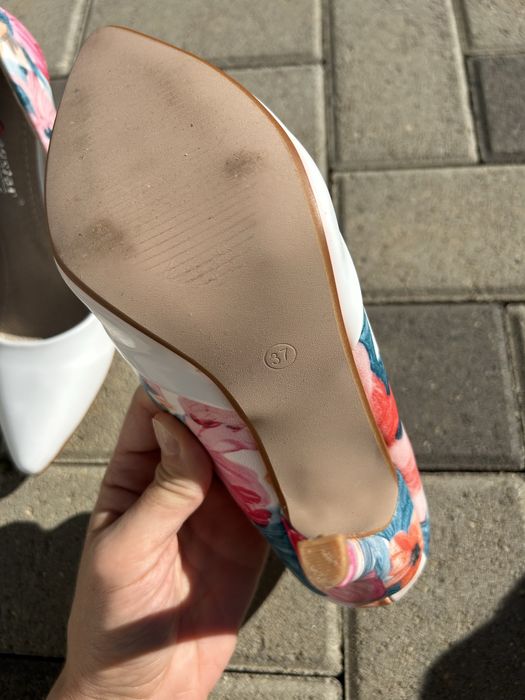 Pantofi cu toc infloriti