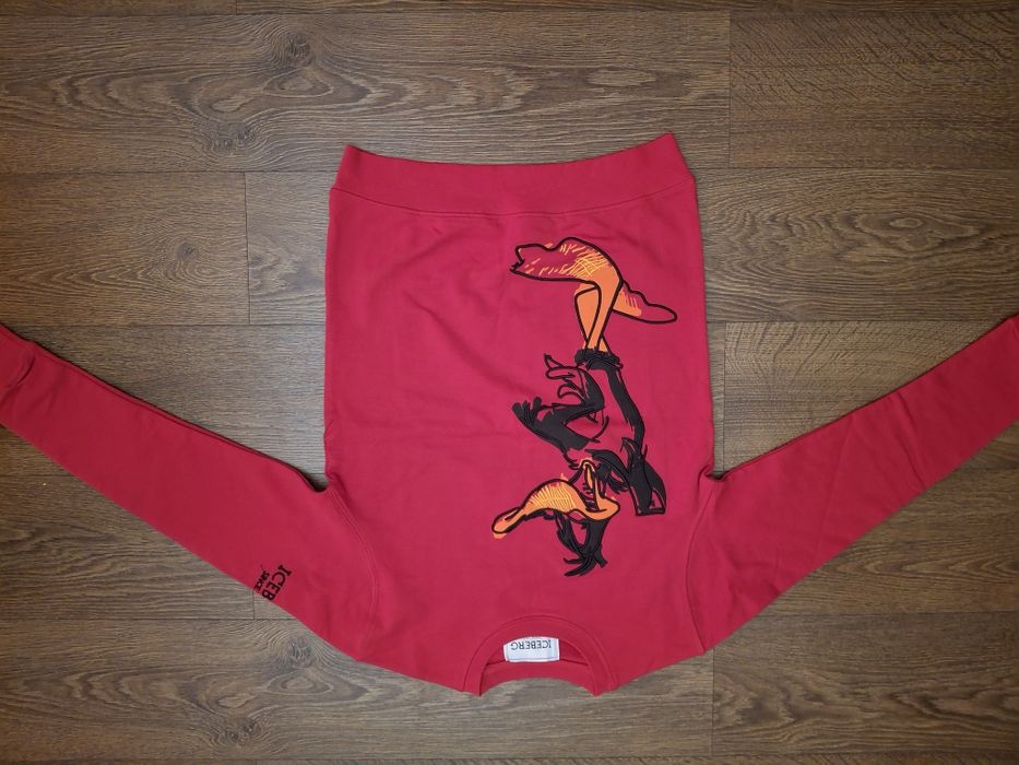 Свитшот красный.