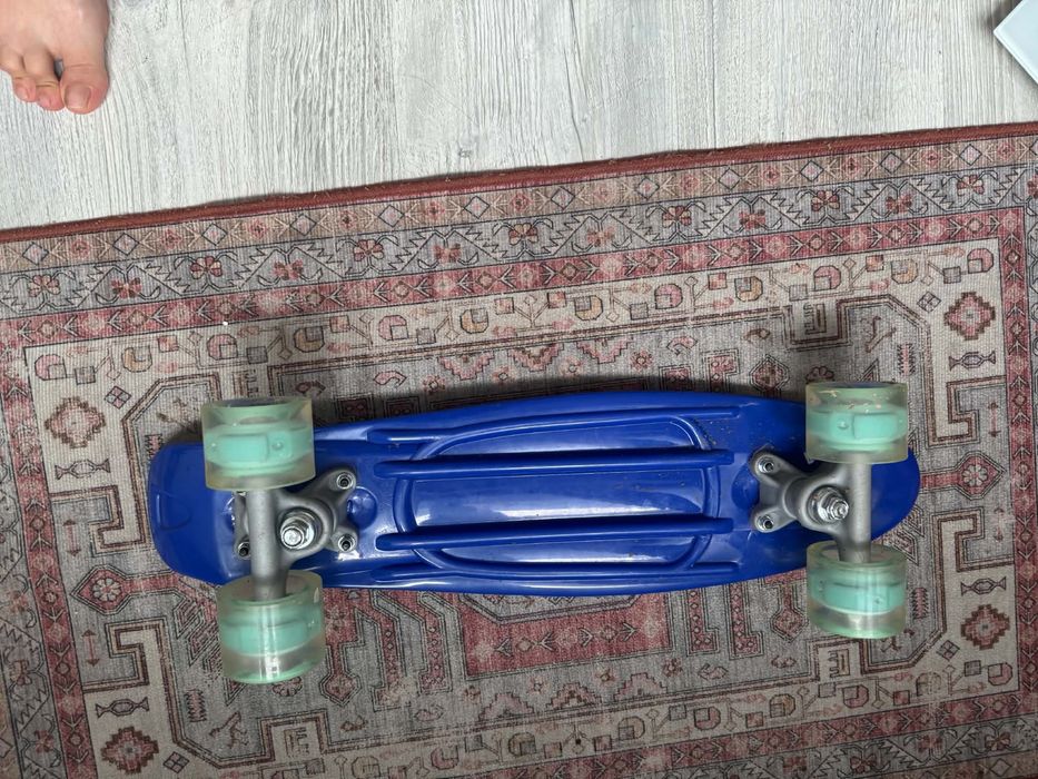 Penny Board / Skateboard albastru cu roți luminoase – stare foarte bună
