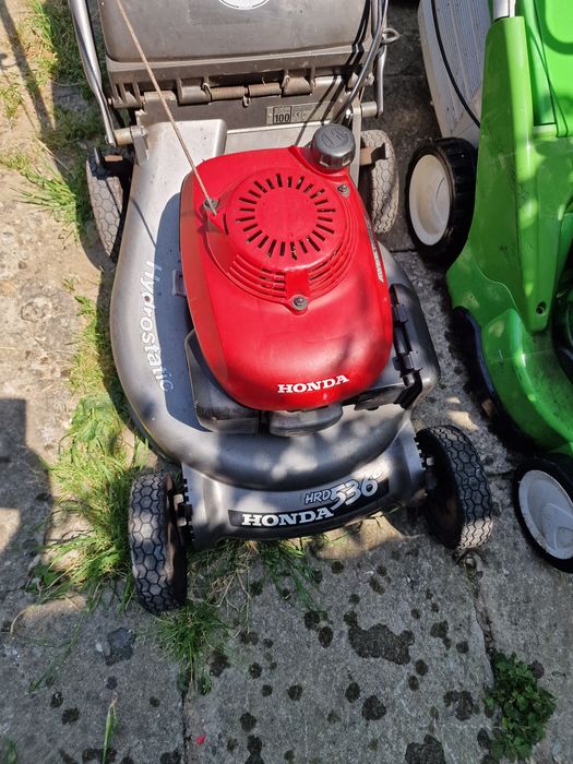 Masina de tuns iarba gazonul Viking si Honda
