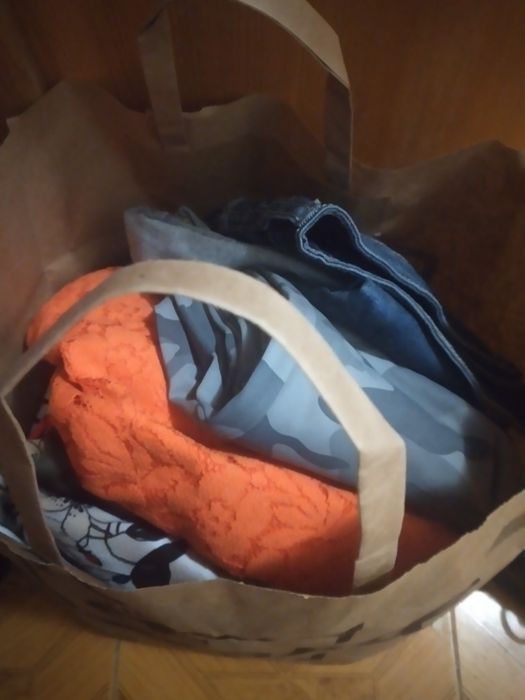 Plasa plina cu haine de vara toamna