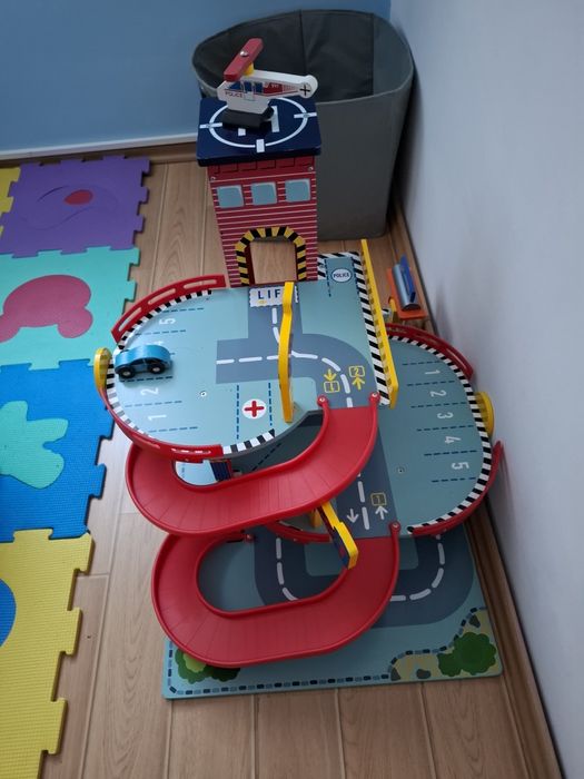 Parcare mașinuțe de lemn