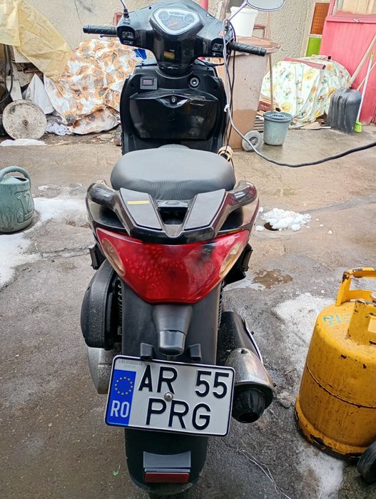 Vând scuter  capacitatea 150