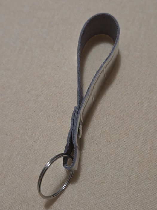 Breloc nou, din piele naturală argintie, 97 x 18 mm