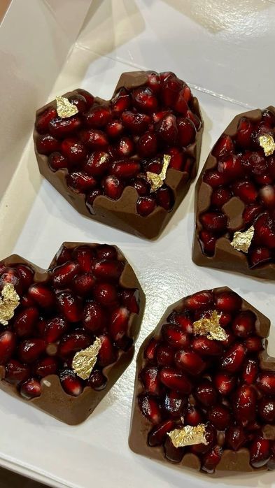 Фрукты в шоколаде и клубника