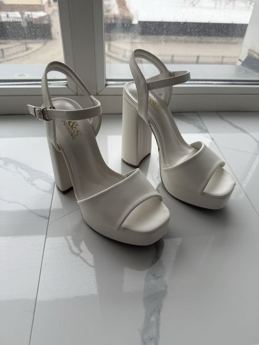 Продам белые босоножки