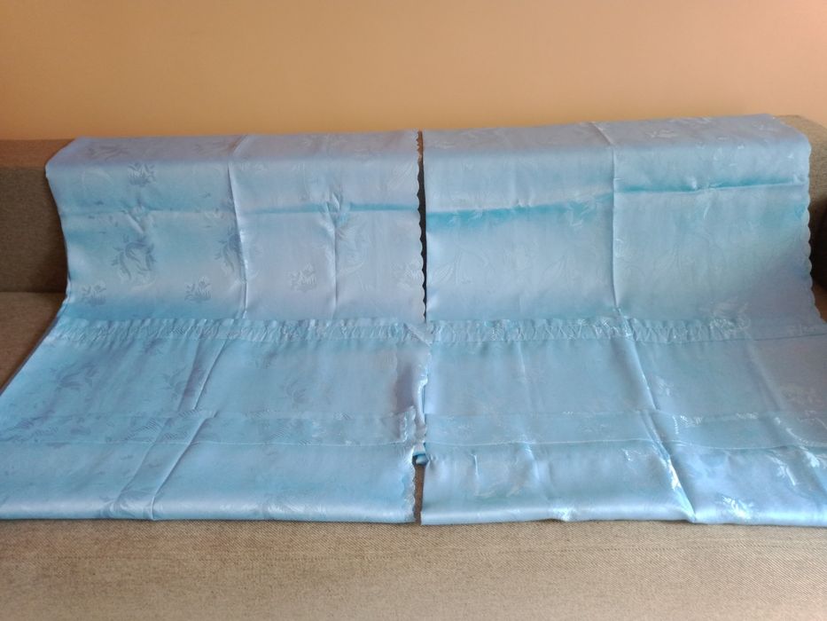 Două draperii, și două perdele fond bleu,dim.273/152 cm.