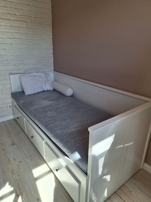 Легло с шкафчета