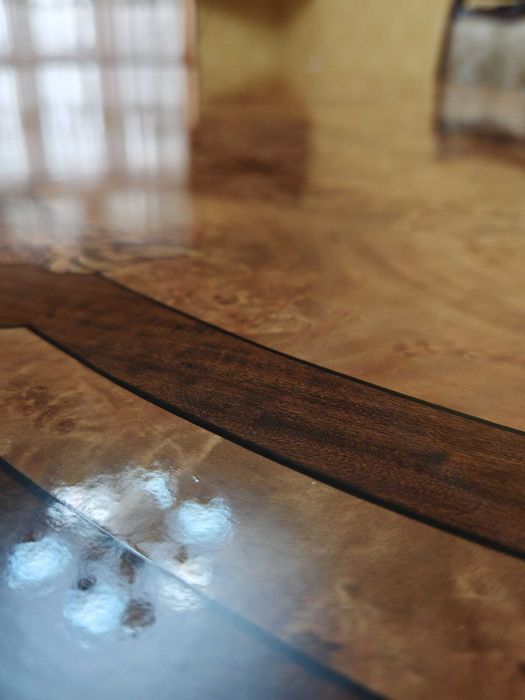 Срочно продам стол и 8 стулчиков  почти новым состояние