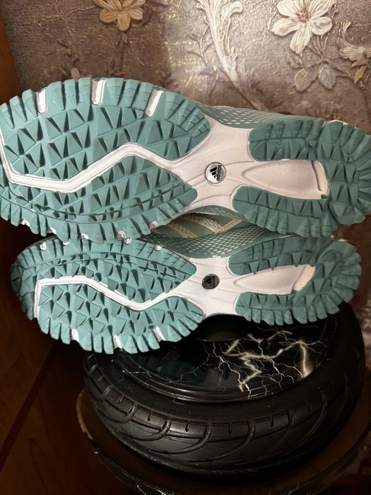 Продам новые кроссовки