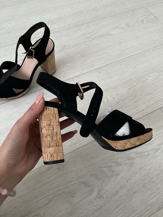 Продаю новые босоножки