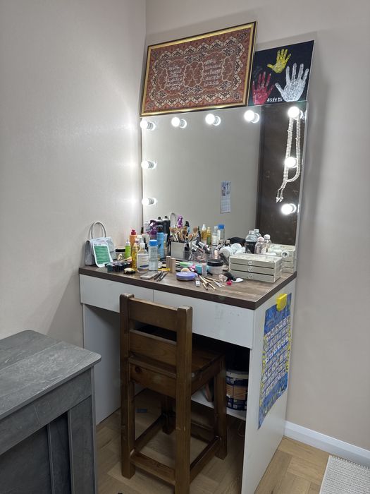 Стол для визажиста