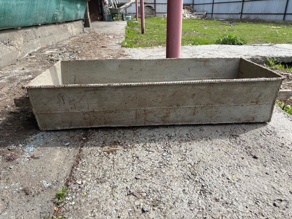 кормушку, поилки для скота