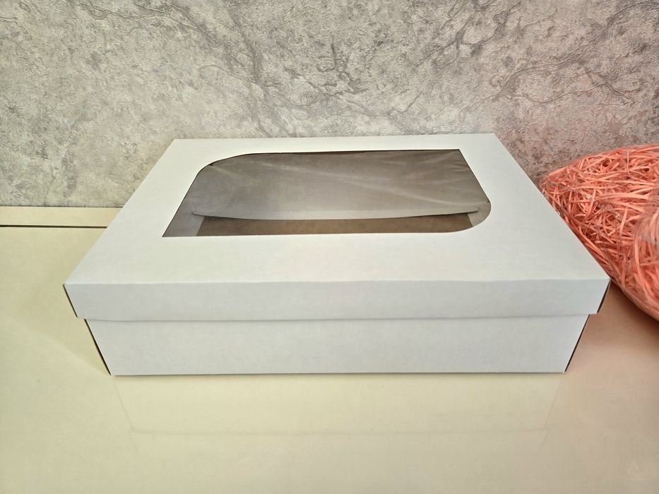 Крафт и белая коробка с окошкой