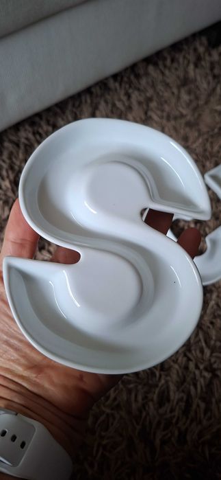 Farfurioare ceramica de servit aperitive in forma cuvantului Snack