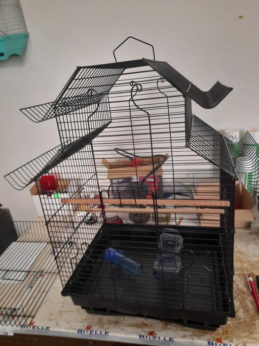 Клетки за папагали и разплодни воалиери за канарчета.