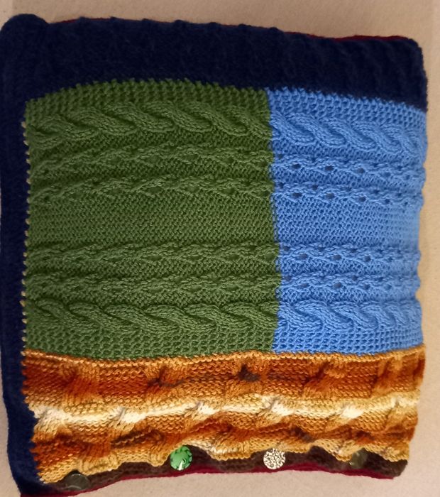 4 perne noi lucrate manual,cu fete detasabile si 1 fixa.Se incheie cu