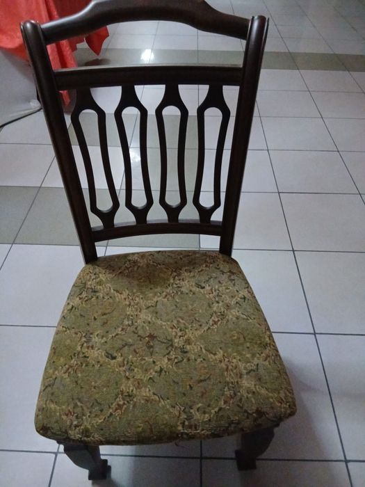 De vânzare scaun si masă din lemn masiv
