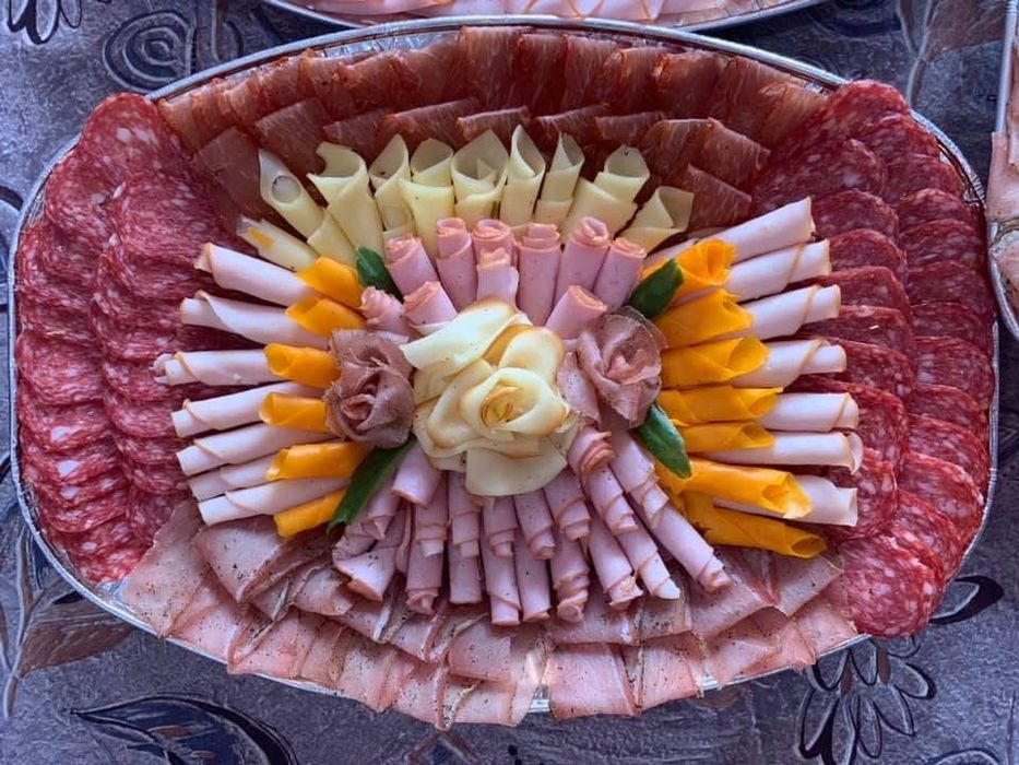 Изработка на плата от сухи мезета , шунки и сирена и кашкавали