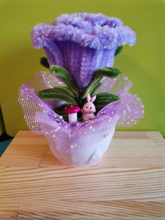 Керамична кашпа с цвете