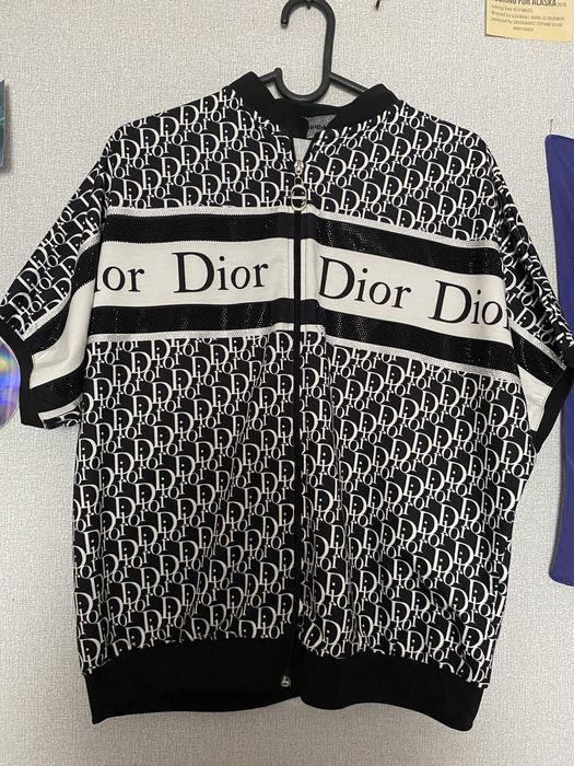 Продаю костюм Dior