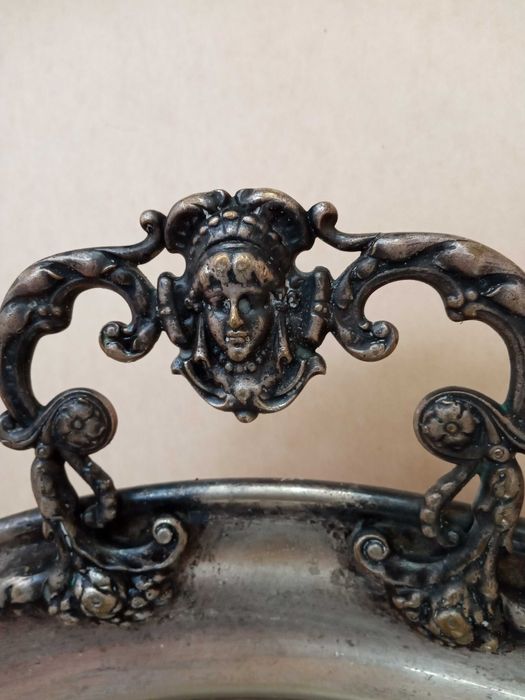 Красив сребърен поднос