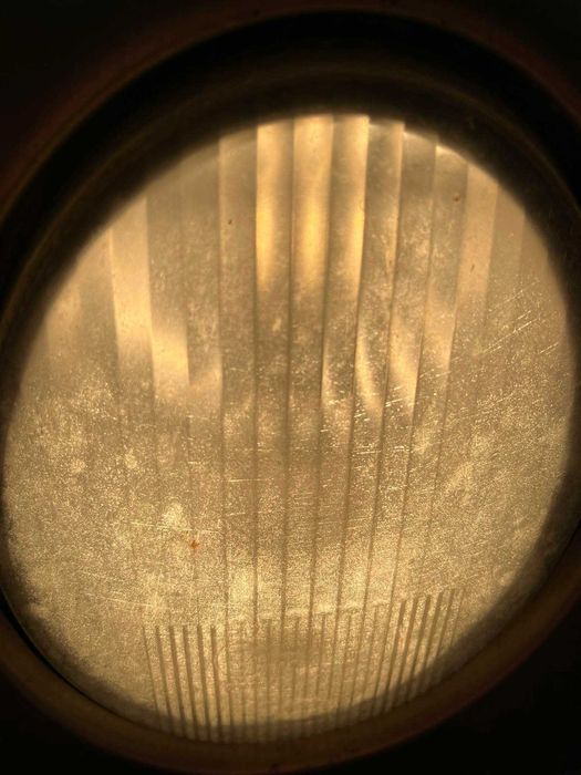 Полиране на Фарове и Стопове – Възстановете Яснотата на Вашите Лампи!