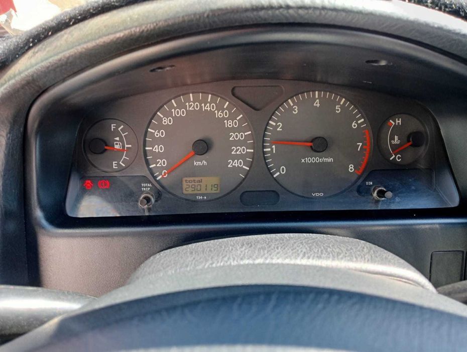 Тойота Авенсис 2001 год.