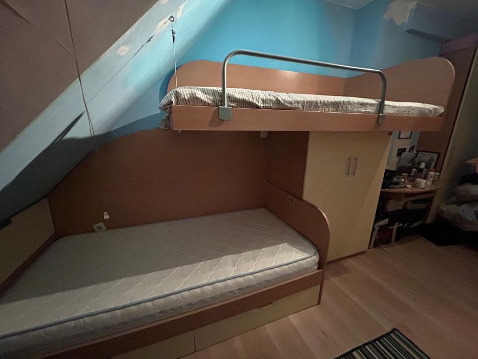 Подарява се комплект две единични легла с гардероб .