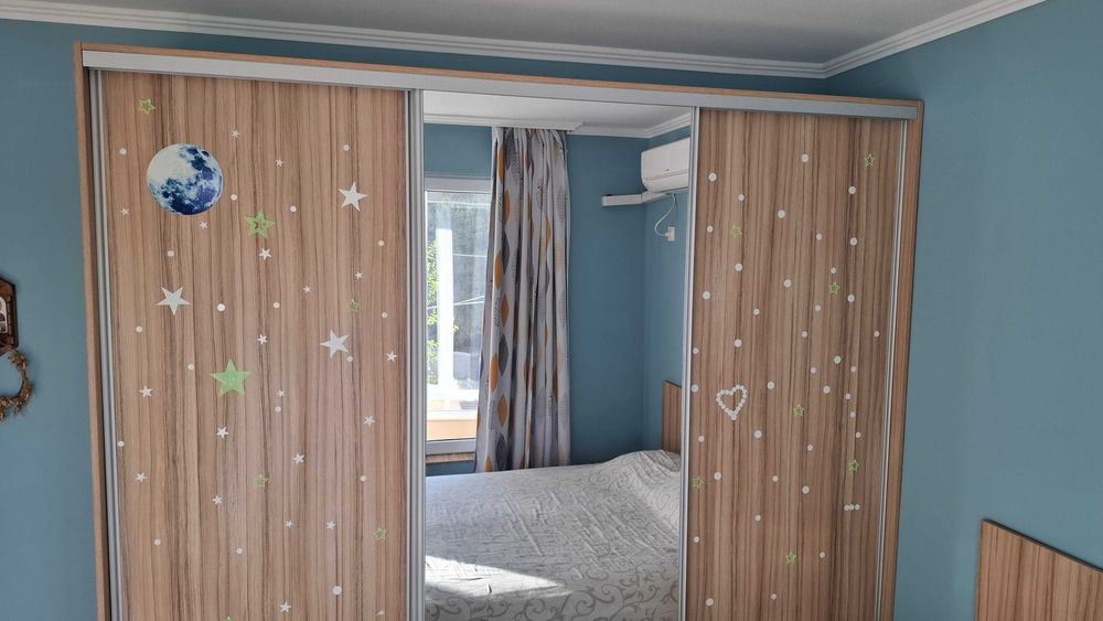 Сполен комплект лежло с гардероб скрин и 2 нощни шкафчета