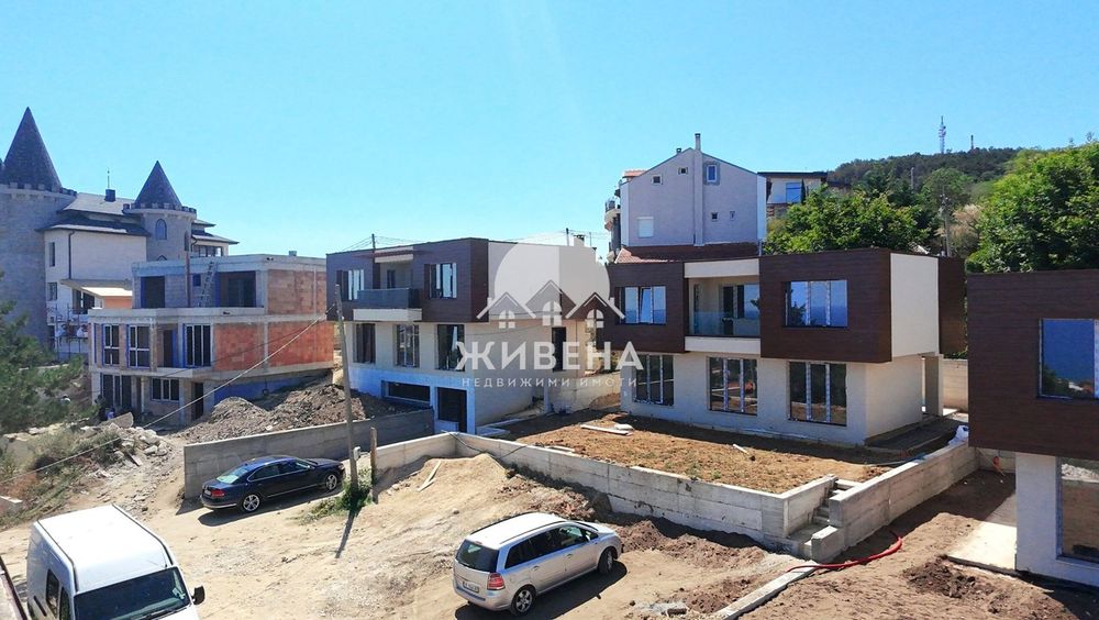 Нова триетажна къща, м-т Акчелар, РЗП: 240 кв.м, двор: 520 кв.м