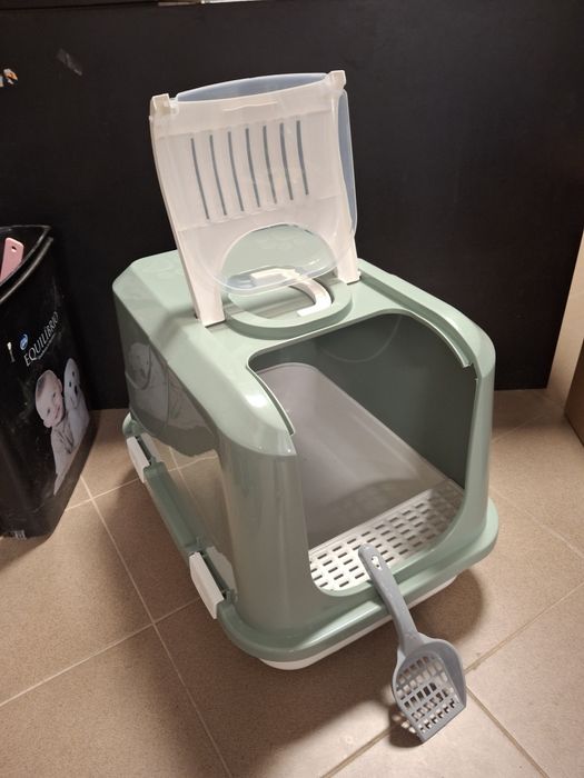 Голяма затворена котешка57×42×43 ,тоалетна  за котка