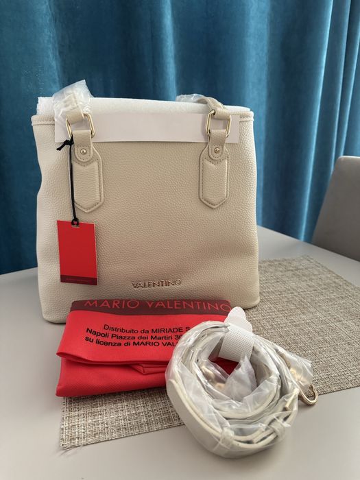 Geanta Valentino noua perfecta pentru a o purta cu rochie de vara