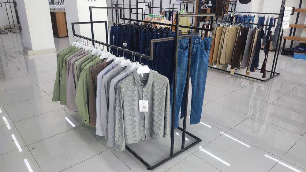 kiyim do'koni uchun stelajlar va vishikalar