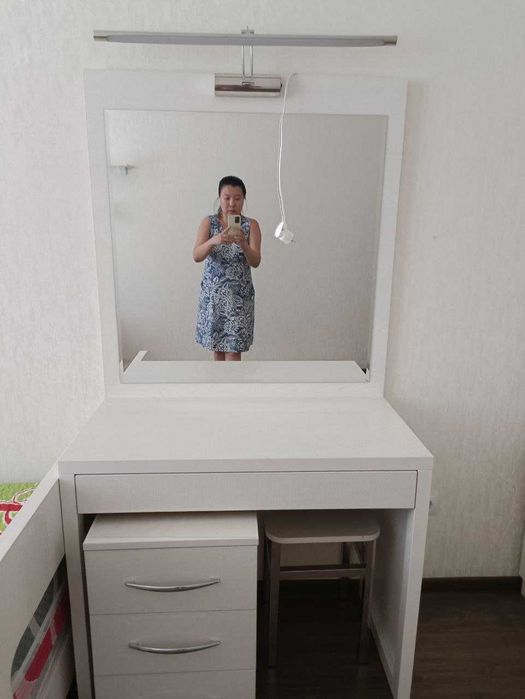 Туалетный столик с подсветкой выдвижным ящиком  и тумбочка