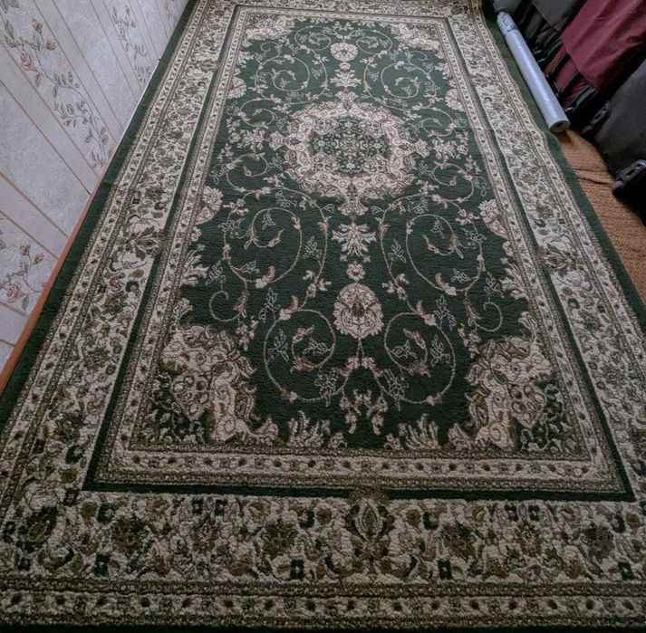 Срочно продам почти новый, шерстяной ковер в отличном  состояний