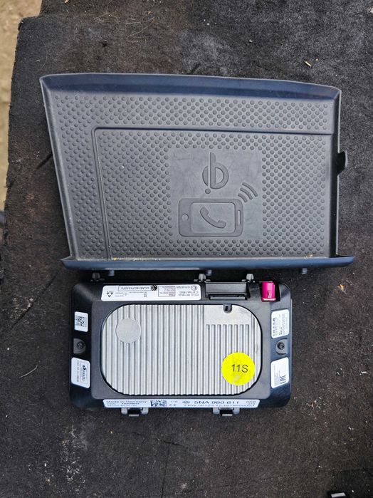 Безжично зарядно VW Tiguan Taigo  Wirelless charger  5NA980611