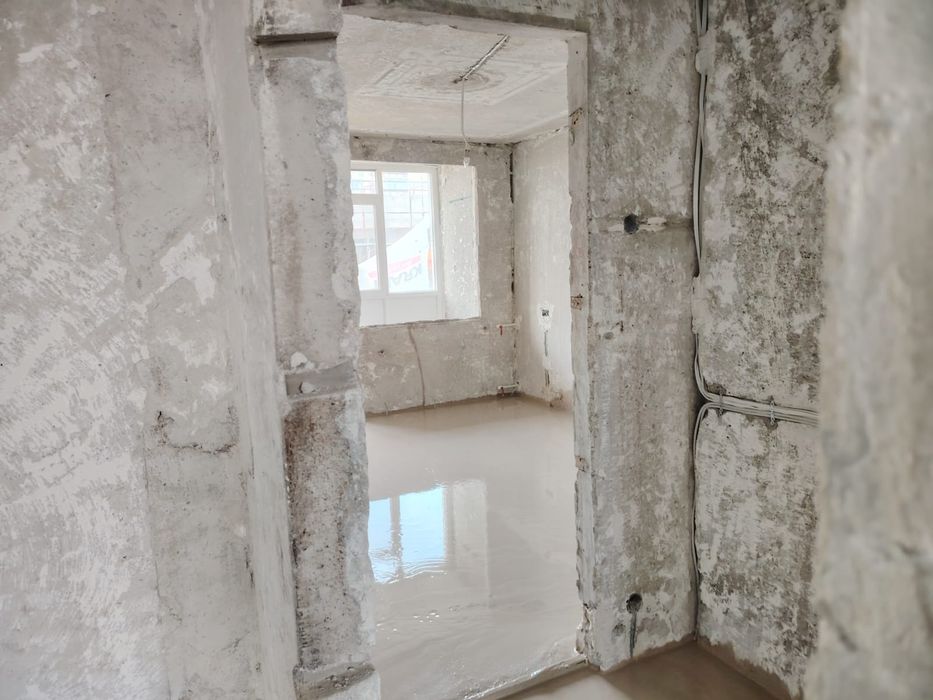 Executam tencuiala mecanizata.  Sape fluide ipsos