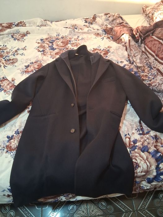 Vand 2 paltoane LORO PIAN si ALEXANDER MQEEN  model unicat detin mai multe modele