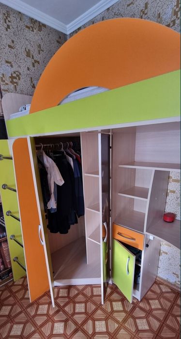 Детский гарнитур  кровать, стол, шкаф.