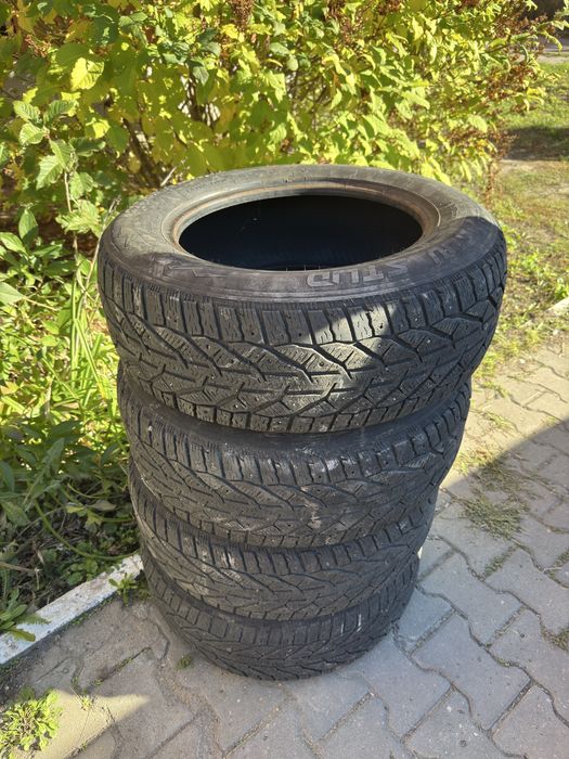 215 65 R16.  3 комплекта резины