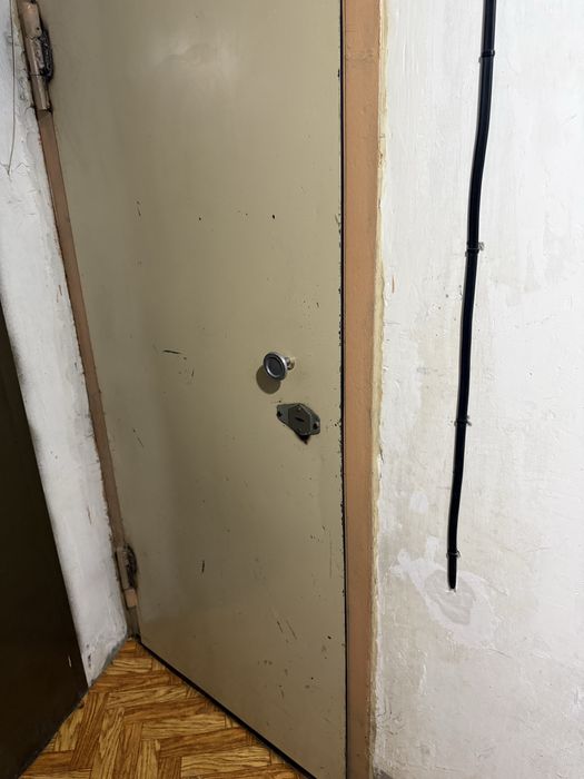 Продам входную железную дверь