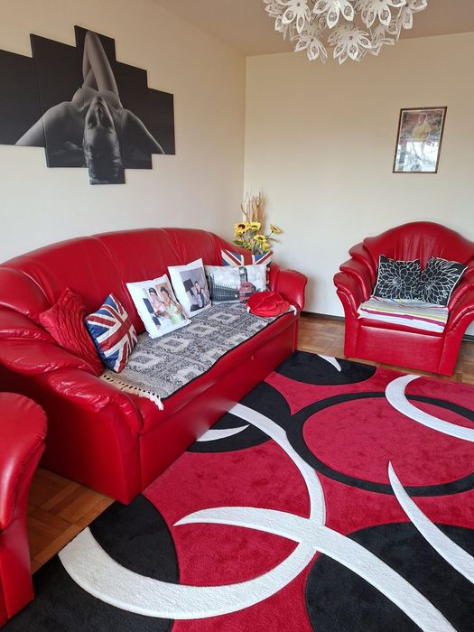 Vând canapea extensibila cu două fotolii