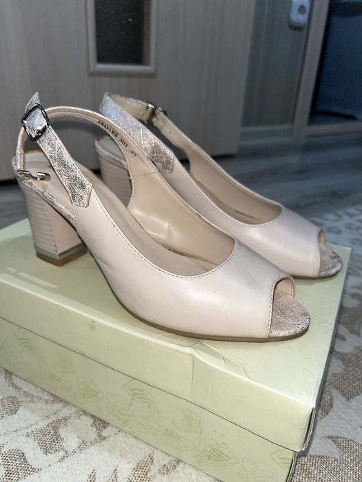 Продам босоножки