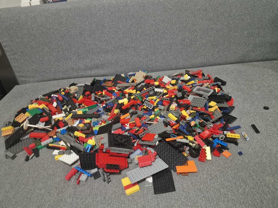 Конструктор тип лего около 3 кг има и фигурки .