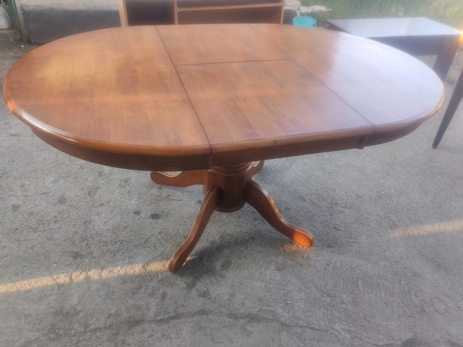 Стол круглый из массива ореха