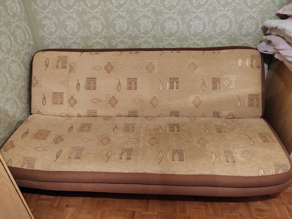 Canapea extensibilă compactă, ideală pentru spații mici